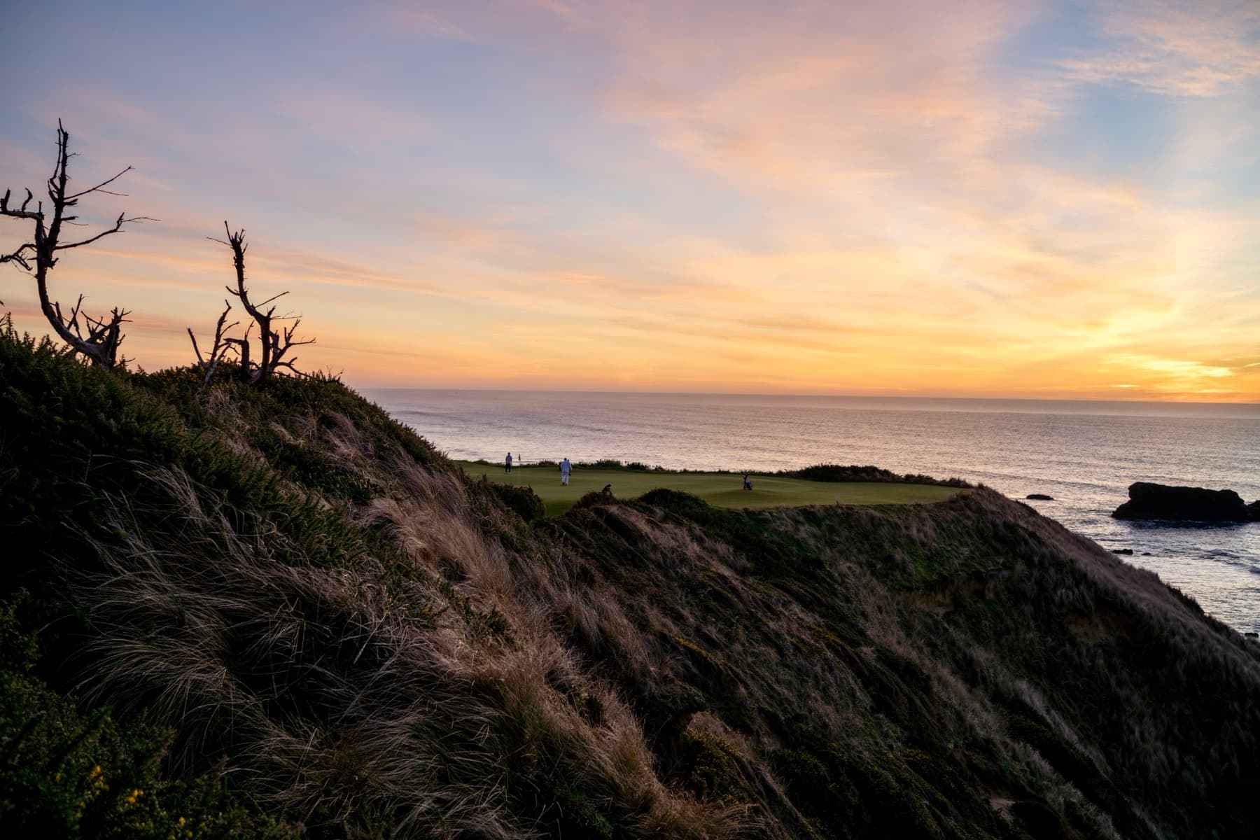 Cliff-top golf above the Pacific
