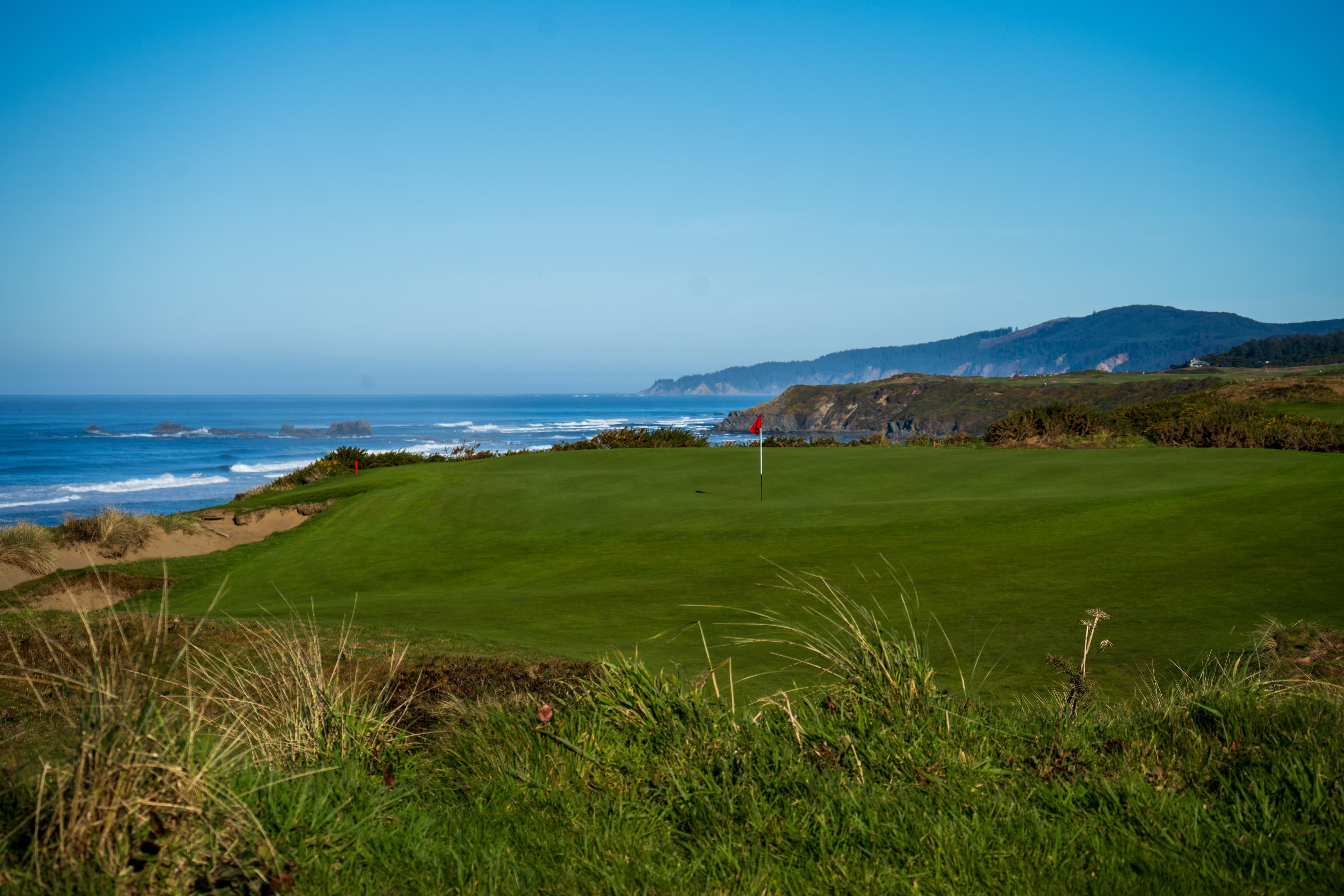 Coastal links golf hole above the Pacific